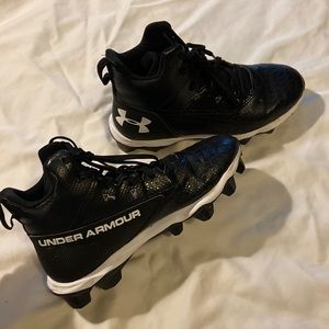 Boys Under Armour football cleats size 6 youth